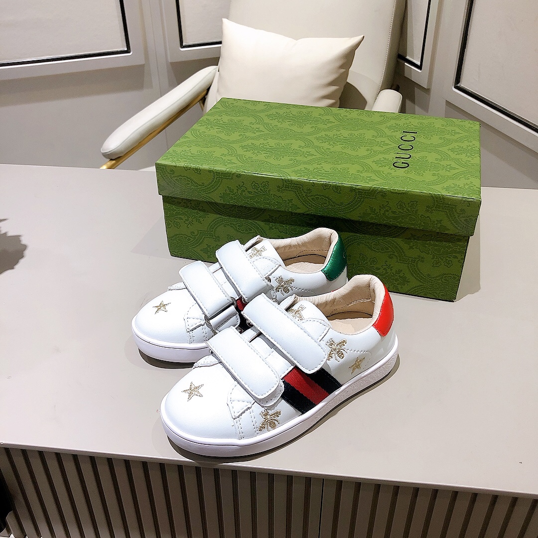Children's shoes child